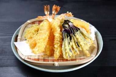  Koyu arkaplanda tempura kombinasyonu