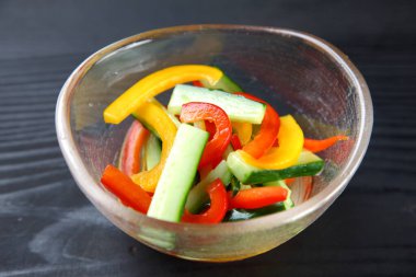 salatalık turşusu ve kırmızı biber.