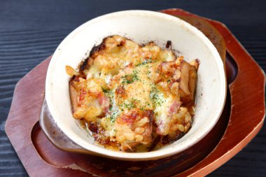 Domuz pastırması ve patates kızartması.