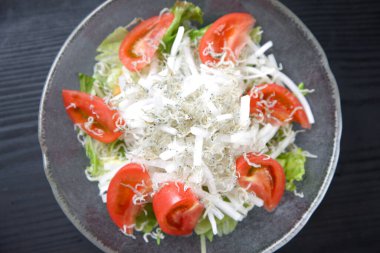 Taze salata ve beyaz yem haşlanmış.