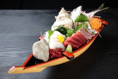 Siyah arka planda taze sashimi teknesi
