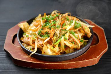 Domuz ve Kimchi Kızartma