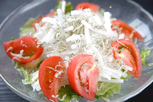 Salada Fresca Com Whitebait Simplesmente Queimado — Fotografia de Stock