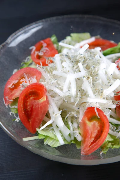 Salada Fresca Com Whitebait Simplesmente Queimado — Fotografia de Stock