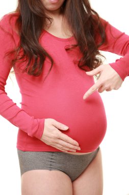 Hamile kadın karnını işaret ediyor.