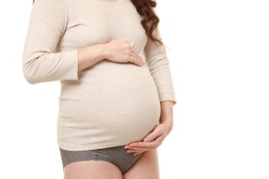  Kadın büyüyen hamile karnına dokunuyor.