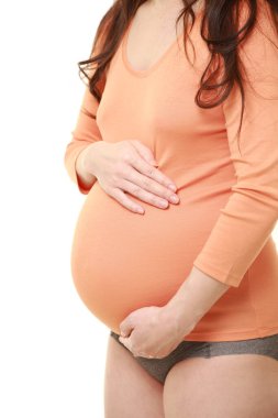  Kadın büyüyen hamile karnına dokunuyor.