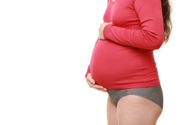  Kadın büyüyen hamile karnına dokunuyor.