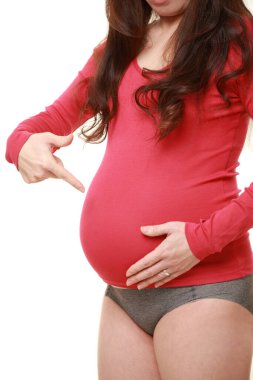 Hamile kadın karnını işaret ediyor.