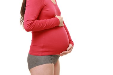  Kadın büyüyen hamile karnına dokunuyor.