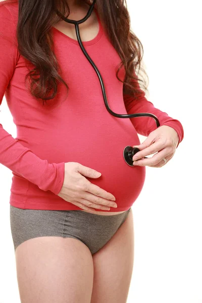 Έγκυος Γυναίκα Ακούσετε Για Την Κοιλιά Από Στηθοσκόπιο — Φωτογραφία Αρχείου
