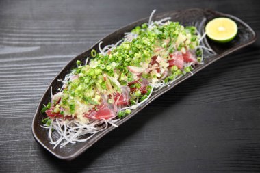 Doğranmış yeşil soğanlı Bonito Sashimi