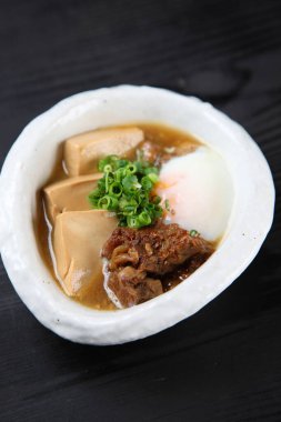 Niku-Dofu adında haşlanmış et ve tofu.