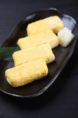 Rendelenmiş turplu Japon omleti.