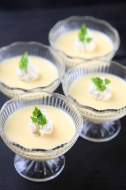 Bardakta naneli puding. 