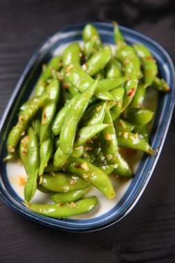 Sarımsak soslu yeşil soya fasulyesi