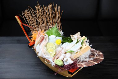 taze beyaz mürekkep balığı sashimi teknesi