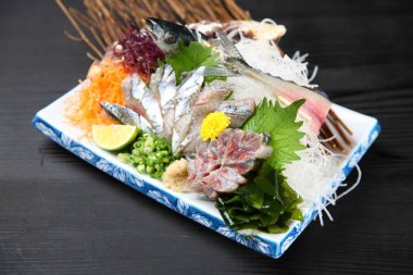 Taze uskumru saşimi tabağı.