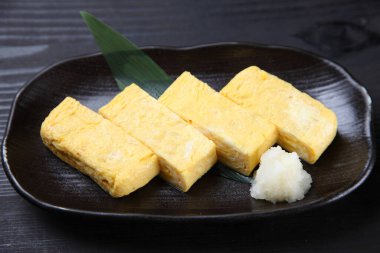 Rendelenmiş turplu Japon omleti.