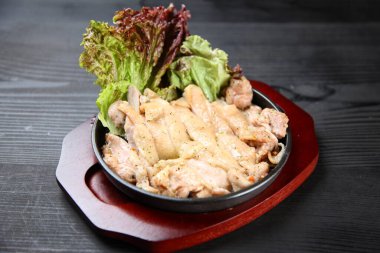 Marul tabağı ile fesleğen tavuğu