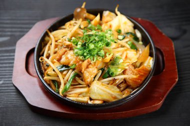 Kızarmış et ve sebze.