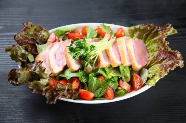 Domates salatalı ördek rostosu