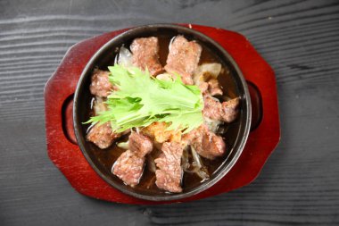 Biftek tabağı dışında biftek.