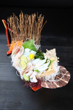 taze beyaz mürekkep balığı sashimi teknesi