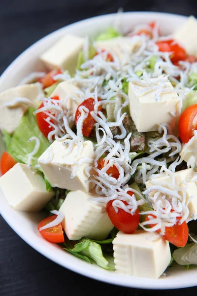 Tofu ve beyaz yem salata kasesi.