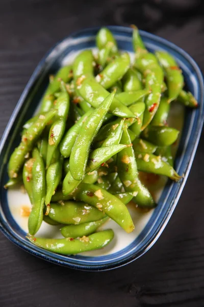 Sarımsak soslu yeşil soya fasulyesi