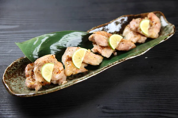 Izgara tavuk, salamura edilmiş miso ezmesi.