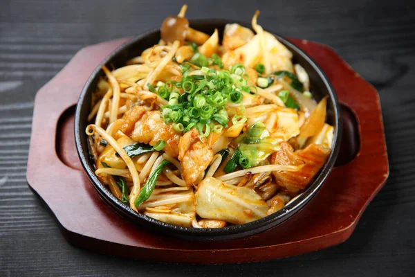 Kızarmış et ve sebze.