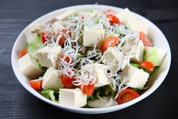 Tofu ve beyaz yem salata kasesi.