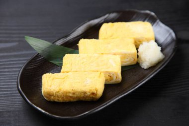 Rendelenmiş turplu Japon omleti.
