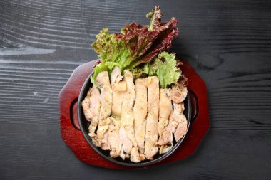 Marul tabağı ile fesleğen tavuğu