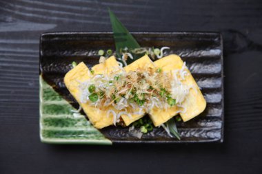 Genç sardalyalı Japon omleti.