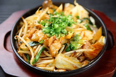 Kızarmış et ve sebze.