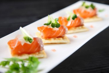 Beyaz tabakta taze somon carpaccio.