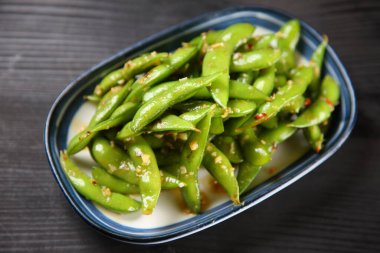 Sarımsak soslu yeşil soya fasulyesi