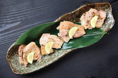 Izgara tavuk, salamura edilmiş miso ezmesi.