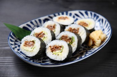 Kızarmış biftek Norimaki suşi rulosu.