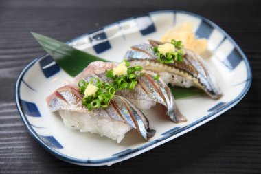 Hafif kavurmalı Pasifik Saury Sushi.