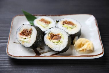 Kızarmış biftek Norimaki suşi rulosu.