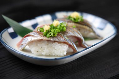 Hafif kavurmalı Pasifik Saury Sushi.