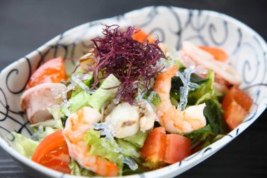 Taze karides ve yosun salatası.