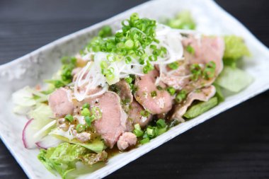 Haşlanmış domuz dili ve sebze.