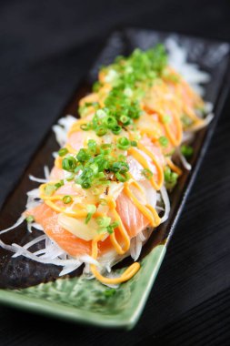 Hafif ızgara somon peynirli Carpaccio.