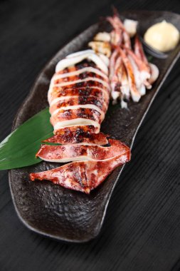 Japon usulü kavrulmuş kalamar.