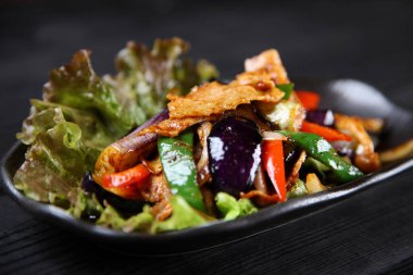 Patlıcan ve Bell Pepper Miso Karıştırma Kızartması