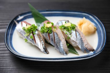 Taze Pasifik Saury Nigiri Sushi
